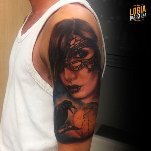 Tatuaje hombro retrato mujer - Logia Barcelona Pia Vegas 
